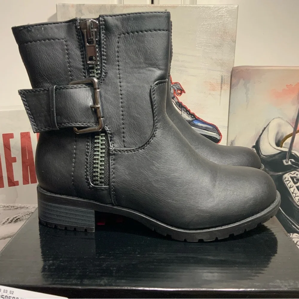 New Soda Modern Chic Low Heel Fashion Ankle Boot - Women’s Size 6, 6.5 - Picture 2 of 10